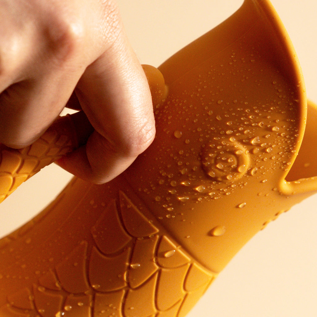 Silicon kids bath water pourer fish shaped, detail view